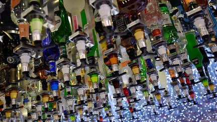 Bouteilles d'alcool dans l'un des bars du paquebot&nbsp;Symphony of the Seas, à Saint-Nazaire, le 23 mars 2018. (LOIC VENANCE / AFP)