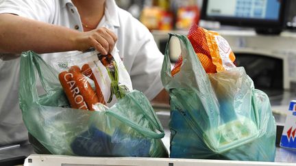 Des sacs plastique dans un supermarch&eacute; de Nantes, le 26 juin 2014. (MAXPPP)