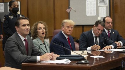 L'ancien président américain Donald Trump comparaît au tribunal de Manhattan à New York (Etats-Unis), le 4 avril 2023. (STEVEN HIRSCH / POOL / AFP)