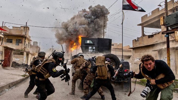 Irak, 2016. Explosion d’une voiture kamikaze à l’avant d’une colonne de la Division d’or qui progresse dans Mossoul face à l’Etat islamique. Au premier plan, Antoine Chauvel, fils de Patrick. (PATRICK CHAUVEL)