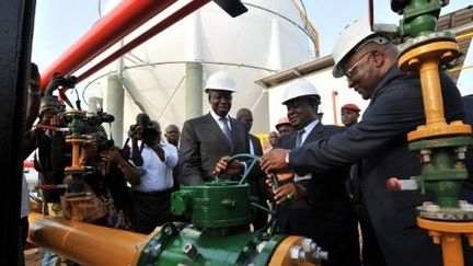 Henri Konan Bédié, ancien Premier ministre ivoirien (2e à D), lors de l'inauguration d'un terminal de gaz à Abidjan, le 28 mars 2012. (AFP/SIA KAMBOU)