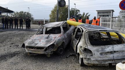 Des voitures incendiées près de la gare de Moirans (Isère), le 21 octobre 2015. (PHILIPPE DESMAZES / AFP)