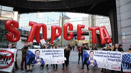 Des manifestants contre le CETA, le 20 octobre 2016, à Bruxelles.&nbsp; (ARIS OIKONOMOU / AFP)