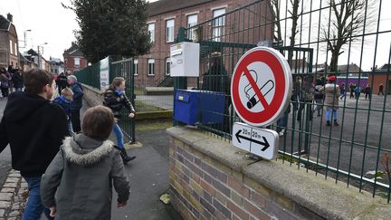 Un panneau signalant l'interdiction de fumer devant l'école primaire Suzanne-Lanoy, à Solesmes (Nord), le 28 janvier 2016. (MAXPPP)