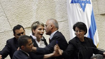 Jérusalem, le 2 juin 2010. La députée Hanin Zoabi (à droite de l'image) à la tribune de la Knesset.
 (AFP PHOTO/TOMER APPLEBAUM )