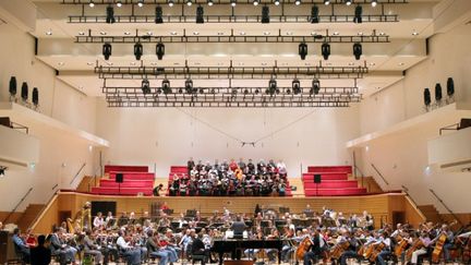 Un concert &agrave; la salle Pleyel (Paris), dirig&eacute; par Michel Tabachnik, le 9 novembre 2007. (PATRICK KOVARIK / AFP)