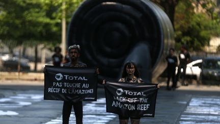 Des militants Greenpeace protestent à Rio de Janeiro (Brésil) contre les&nbsp;forages de Total au niveau de l'embouchure de l'Amazone, le 28 septembre 2017. (PILAR OLIVARES / REUTERS)