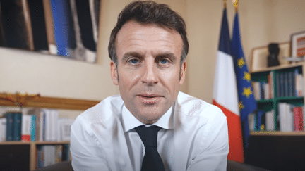 Le président français Emmanuel Macron dans une vidéo publiée sur Youtube le 17 janvier 2023 dans laquelle il revient sur sa phrase polémique : "qui aurait pu prédire la crise climatique ?" (EMMANUEL MACRON / YOUTUBE)