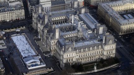 Vue aérienne de l'Hôtel de Ville de Paris. (KENZO TRIBOUILLARD / AFP)