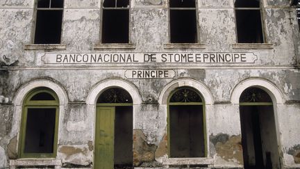 Ancienne banque portugaise de Santo Antonio, principale ville de l'île de Principe (São Tomé-et-Principe). (MICHEL GUNTHER / BIOSPHOTO)