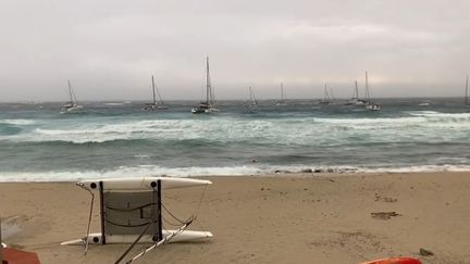 La plage de Cargèse (Corse-du-Sud), le 18 août 2022, après le passage d'un violent orage. (JULIEN BERNIER / FRANCE 3)