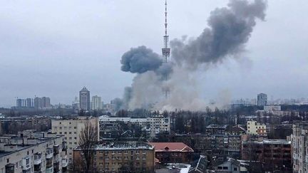 Toute la journée du mardi 1er mars, la menace d'une attaque russe a plané sur la capitale ukrainienne. Au soir, la tension n'est pas redescendue, au contraire, et les habitants se demandent juste à quel moment cela va arriver. (AFP)