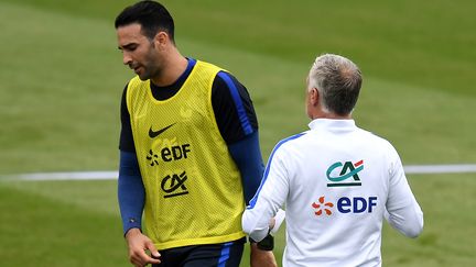 Le défenseur central français Adil Rami aux côtés du sélectionneur Didier Deschamps (FRANCK FIFE / AFP)