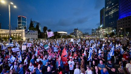 Les proches d'otages se sont rassemblés samedi 27 avril à Tel Aviv pour protester contre le gouvernement du Premier ministre Binyamin Netanyahu et exigert la fin des attaques israéliennes sur Gaza ainsi que le retour immédiat de leurs proches. (MOSTAFA ALKHAROUF / ANADOLU via AFP)