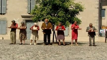 &quot;Échappées Belles&quot; par la Cie HadHok au festival de théâtre de rue d&#039;Aurillac
 (France3/Culturebox)