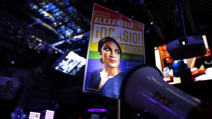 Une pancarte célèbre la victoire de la démocrate Alexandria Ocasio-Cortez, dans le Queens (New York), le 6 novembre 2018. (RICK LOOMIS / GETTY IMAGES / AFP)