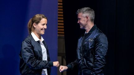 Le Britannique John McFall (à droite), premier astronaute avec un handicap physique à rejoindre la classe d'astronautes de carrière de l'Agence spatiale européenne, à Paris, le 23 novembre 2022. (JOEL SAGET / AFP)