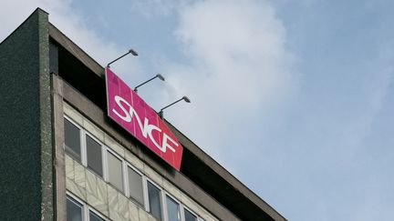 Un bâtiment appartenant à la SNCF à Nantes (Loire-Atlantique), le 21 mai 2023. (VALERIE DUBOIS / HANS LUCAS / AFP)