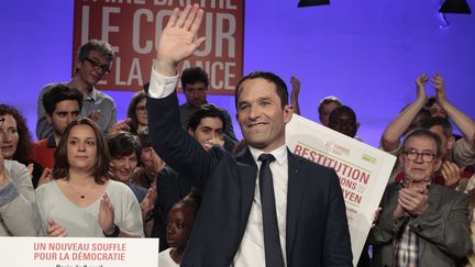 Le candidat socialiste à la présidentielle Benoît Hamon, à la fin d'un discours à Paris, le 8 avril 2017. (GEOFFROY VAN DER HASSELT / AFP)