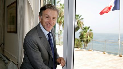 Jean-Christophe Rufin, le 17 septembre 2007, prenant ses fonctions d'ambassadeur de France au Sénégal, à Dakar. Cette expérience dans la "Françafrique" nourrit son dernier roman, Le Flambeur de la Caspienne.&nbsp; (SEYLLOU DIALLO / AFP)