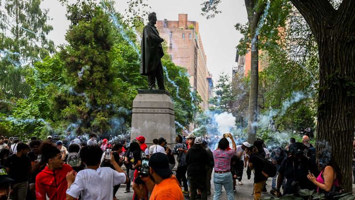 Un rassemblement a dégénéré après un appel lancé par un influenceur, le 4 août à New York (Etats-Unis). (ALEXI J. ROSENFELD / GETTY IMAGES NORTH AMERICA / AFP)