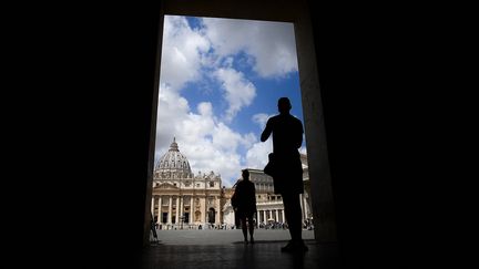 Des personnes se tiennent près de la place Saint-Pierre au Vatican, le 14 juillet 2021. Photo d'illustration. (FILIPPO MONTEFORTE / AFP)