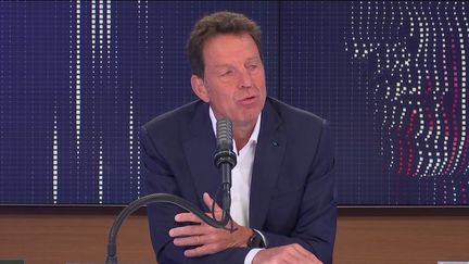 Geoffroy Roux de Bézieux, le président du Medef, était l'invité du "8h30 franceinfo", mercredi 25 août 2021 (FRANCEINFO / RADIOFRANCE)