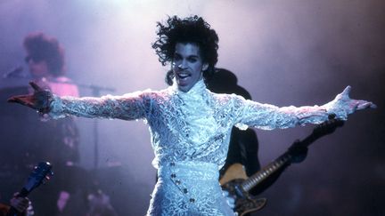 Le chanteur Prince en concert &agrave; Inglewood (Californie, Etats-Unis), le 19 f&eacute;vrier 1985. (MICHAEL OCHS ARCHIVES / GETTY IMAGES)