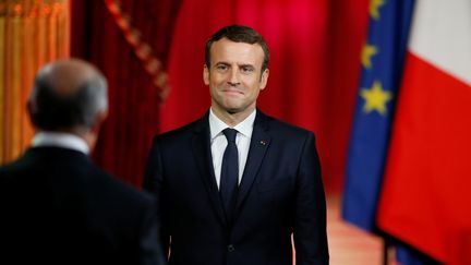 Emmanuel Macron est accueilli par&nbsp;le président du Conseil constitutionnel, Laurent Fabius, qui&nbsp;proclame officiellement les résultats de l'élection présidentielle. (REUTERS)