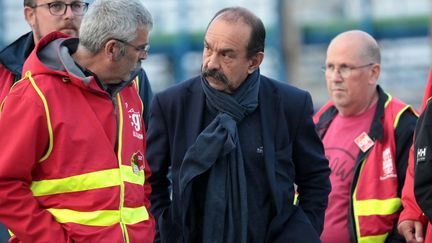 Le dirigeant syndical de la CGT Philippe Martinez avec des travailleurs en grève à la raffinerie de Port-Jérôme (Seine-Maritime), le 12 octobre 2022. (LOU BENOIST / AFP)