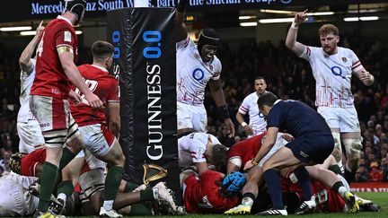 L'Angleterre, par son pilier Kyle Sinckler, inscrit en force un essai au pied des poteaux gallois, le 25 février à Cardiff. (PAUL ELLIS / AFP)