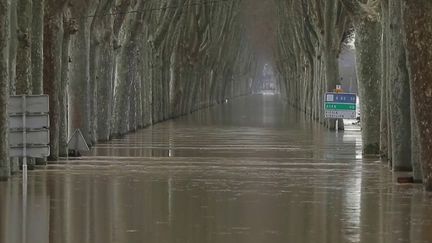 À Tonneins, l'heure est au nettoyage et à la constatation des dégâts après les inondations survenues mercredi 3 février. (CAPTURE ECRAN FRANCE 2)