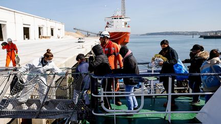 Des migrants secourus après le naufrage de leur embarcation dans la Manche, le 9 mai 2022. (SAMEER AL-DOUMY / AFP)