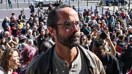 Cédric Herrou arrive au tribunal de Lyon le 11&nbsp;mars 2020. (PHILIPPE DESMAZES / AFP)