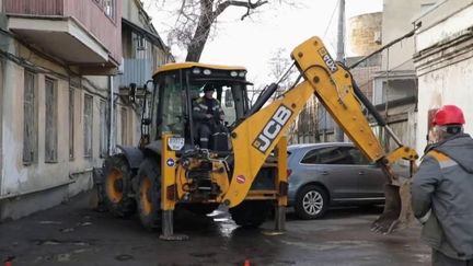 En Ukraine, des techniciens tentent tout pour maintenir les réseaux d'électricité, malgré les bombardements russes récurrents. Dans la région d'Odessa, plus d'1,5 million de personnes sont privées d'électricité. (FRANCE 2)