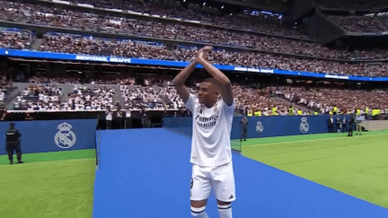 Real Madrid : Kylian Mbappé ovationné par les supporters lors de sa présentation officielle (franceinfo)