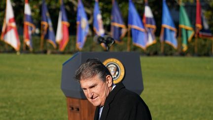 Le sénateur démocrate Joe Manchin arrive à une cérémonie où doit s'exprimer le président Joe Biden, le 15 novembre 2021, à Washington (Etats-Unis).&nbsp; (MANDEL NGAN / AFP)