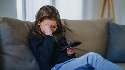 Face à l'actualité et aux réseaux sociaux, il est conseillé aux adolescents d'être accompagnés d'un adulte. (HALFPOINT IMAGES / MOMENT RF)