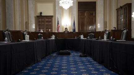 Dans une salle d'audience pratiquement vide, la présidente de la commission, la sénatrice Susan Collins, s'exprime lors d'une audition de la commission spéciale du Sénat sur le vieillissement au Capitole, le 21 mai 2020 à Washington, DC (DREW ANGERER / GETTY IMAGES NORTH AMERICA)