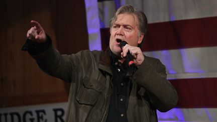 Steve Bannon lors d'un meeting du parti républicain pour les élections sénatoriales, à Fairhope&nbsp;(Alabama, Etats-Unis), le 25 septembre 2017. (SCOTT OLSON / GETTY IMAGES NORTH AMERICA / AFP)