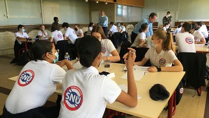 Des jeunes inscrit au service national universel (SNU), en stage à la gendarmerie de la base aérienne de Tours, le 28 octobre 2021. (CHLOE MARTIN /RADIO FRANCE)