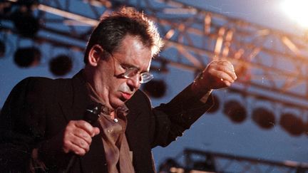 Claude Nougaro en concert à Toulouse, sur le port de la Viguerie, le 20 juillet 1998
 (David Bécus / La Dépêche du Midi / MaxPPP)