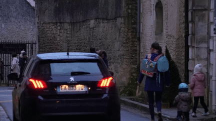 Dans une rue de Poitiers (Vienne), face aux excès de vitesse des automobilistes, les riverains ont demandé à la mairie de créer des carrés végétalisés sur le trottoir afin de pousser les piétons à marcher sur la chaussée et donc d'obliger les conducteurs à lever le pied. Les piétons ne sont pas d'accord.