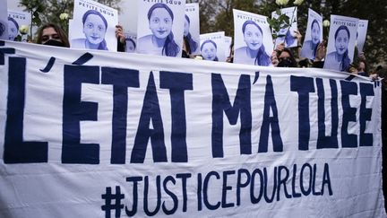 Une banderole brandie lors d'un rassemblement&nbsp;organisé par l'Institut pour la justice (IPJ),&nbsp;le 20 octobre 2022, à Paris,&nbsp;après le meurtre de Lola, 12 ans.&nbsp; (GAUTHIER BEDRIGNANS / HANS LUCAS / AFP)