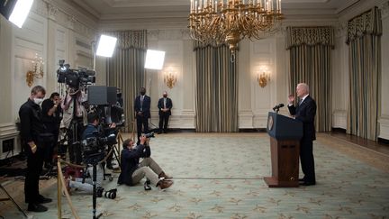 Le président américain, Joe Biden, lors d'une intervention face à la presse, le 6 avril 2021 à la Maison Blanche, à Washington. (BRENDAN SMIALOWSKI / AFP)