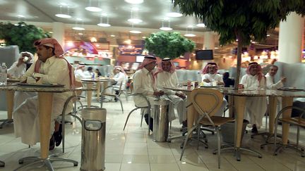 Des Saoudiens dans un Starbucks, le 7 juin 2004, à Riyad (Arabie saoudite). (BILAL QABALAN / AFP)