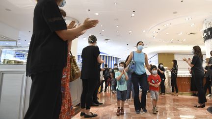 Des clients masqués entrant dans les galeries Lafayette, à Paris, le 30 mai 2020. (ALAIN JOCARD / AFP)