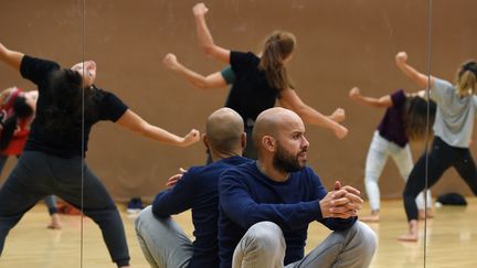 Le chorégraphe Mourad Merzouki, créateur du festival de danse Karavel, pendant une répétition, le 29 septembre 2015.
 (PHILIPPE DESMAZES / AFP)