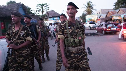 La police patrouille &agrave; Hell-Ville, &agrave; Madagascar, le 4 octobre, apr&egrave;s le lynchage la veille de trois hommes. (RIJASOLO / AFP)