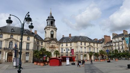 La place de l'hôtel de Ville à Rennes (Ille-et-Vilaine), en août 2015. (THOMAS BREGARDIS / AFP)